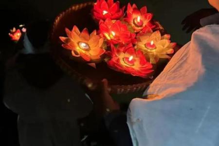 放莲花灯习俗：传递祝福与净化心灵的仪式