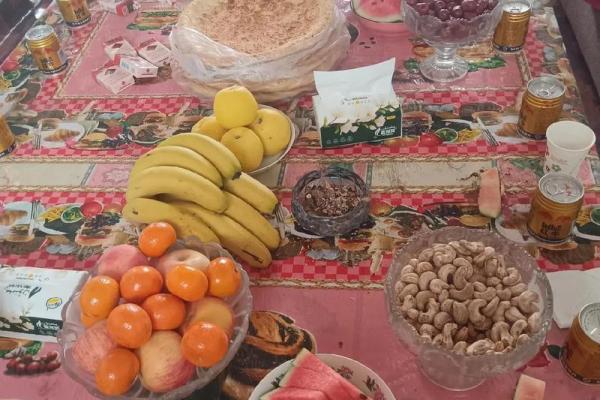 盛装与美食：维族节庆的传统服饰与餐桌文化