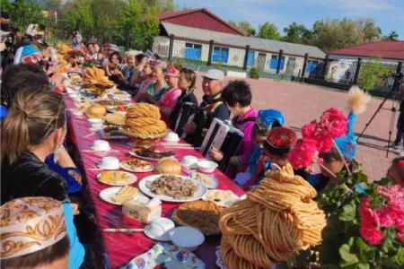 盛装与美食：维族节庆的传统服饰与餐桌文化