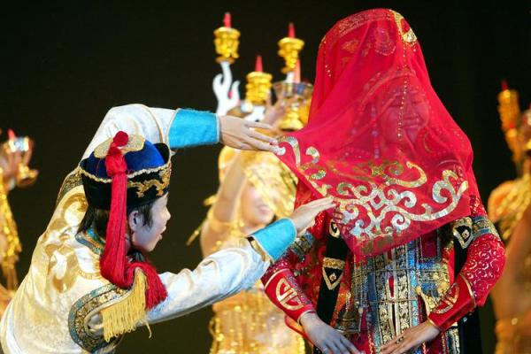 蒙古族的盛大婚礼：节日中的传统与习俗