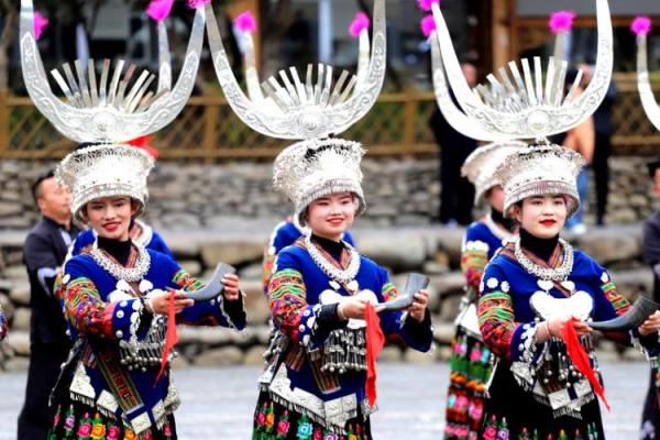 苗族音乐与舞蹈:节日里的音符与节奏 苗族音乐与舞蹈:节日里的音符与节奏